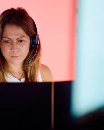 Anja Moises mit Headset an ihrem Arbeitsplatz.