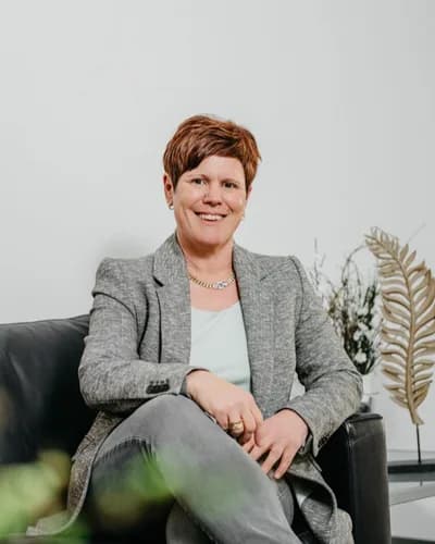 Porträt von Dr. Simone Müller, Steuerberaterin und Inhaberin der Steuerberatung Müller & Schmidt.